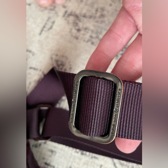 COPY - Lululemon 5L - 3 outside pockets - mesh pocket and zippered pocket insid… - Picture 4 of 12